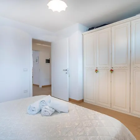 Golf View Apt With Parking And Mountain View! דירה *